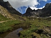 36 Laghetto con vista su Diavolino a sx e Pizzo Poris e Grabiasca a dx